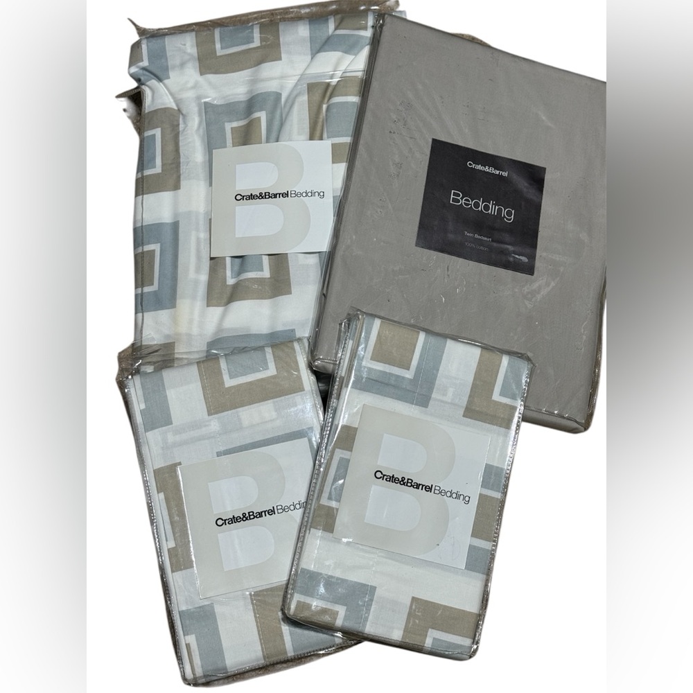 Crate & Barrel Times Square twin set 1 duvet cover,2 standard shams &1 bedskirt